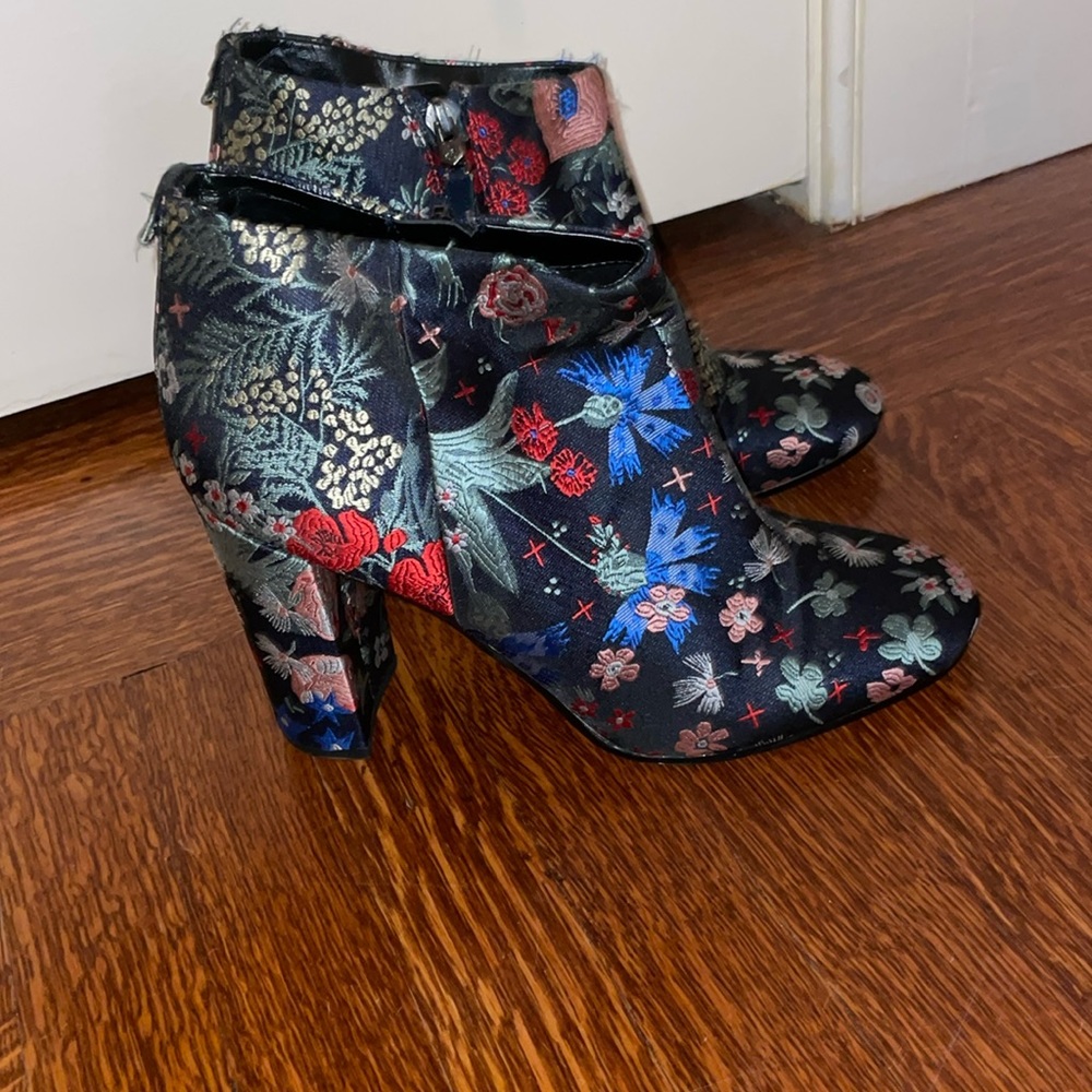 Sam Edelman Embroidered booties